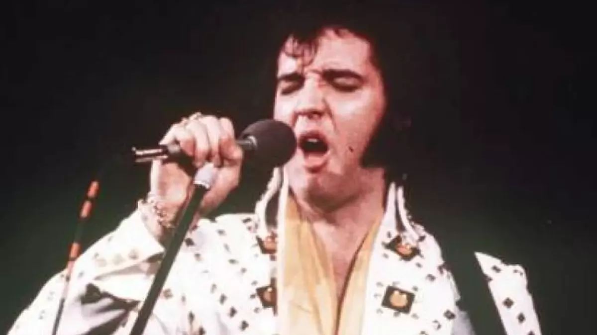 Elvis Presley murió en 1977 por un paro cardiaco en Graceland. Su autopsia reveló enfermedades cardíacas y no una sobredosis fatal, pese a rumores. Crédito: Archivo