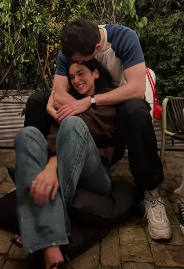 Dua Lipa y Callum Turner. Foto: Instagram