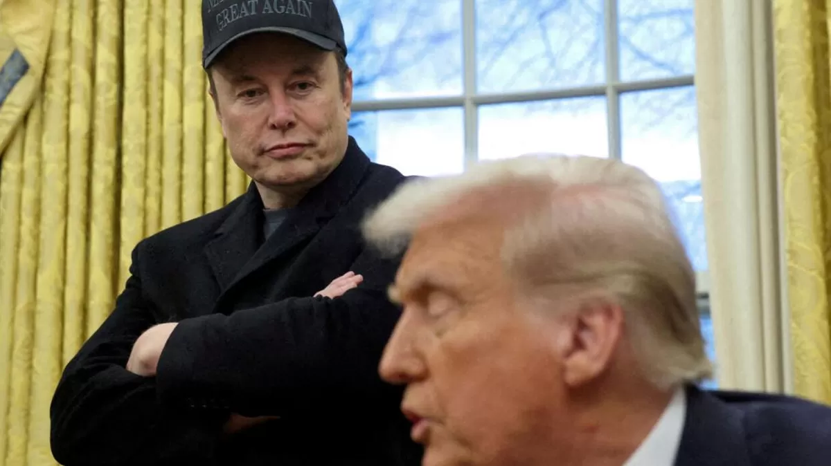 Elon Musk calificó como "insano y destructivo" el nuevo proyecto de ley de Trump, advirtiendo impactos negativos en la economía y la innovación. Crédito: Ilustración AMTV