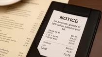 A partir del 1 de julio, los restaurantes en Florida deberán informar claramente sobre cualquier propina o cargo automático antes de cobrar. Crédito: Ilustración AMTV
